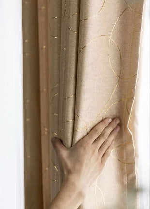 Eleganter Salon mit goldenem Vorhang