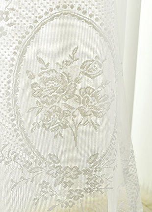 Durchsichtiges Schlafzimmer mit besticktem Blumenmuster
