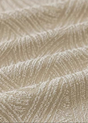 Gros plan du tissage du rideau blanc cassé, motif d'arcs en relief mat
