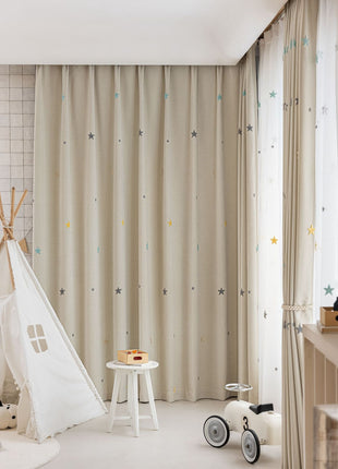 Weißer Vorhang für Kinderzimmer mit Sternenmuster