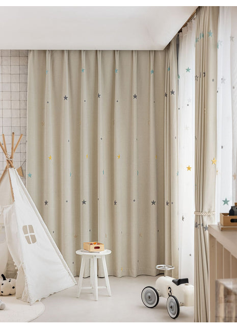 Weißer Vorhang für Kinderzimmer mit Sternenmuster