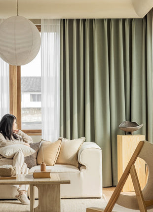 Samtvorhang mit dezentem Muster für das Wohnzimmer