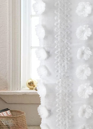 Romantisches, transparentes Wohnzimmer mit weißem Muster