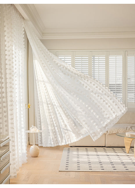 Romantisches, transparentes Wohnzimmer mit weißem Muster