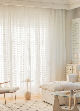 Romantisches, transparentes Wohnzimmer mit weißem Muster
