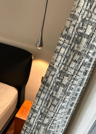 Verdunkelungsvorhang mit silbernen Mustern im modernen Barockstil