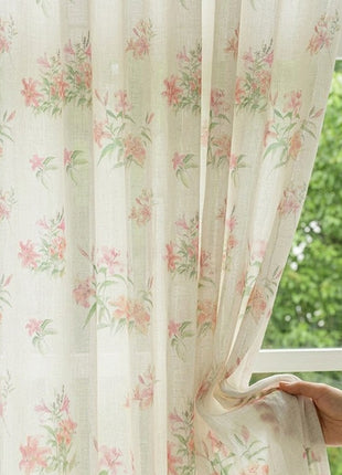 Pastellfarbener Blumenvorhang auf weißem Hintergrund, schicker Landhausstil