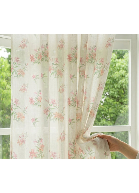 Pastellfarbener Blumenvorhang auf weißem Hintergrund, schicker Landhausstil