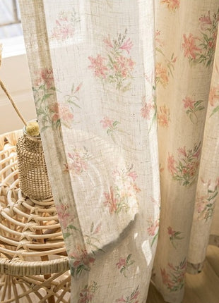 Pastellfarbener Blumenvorhang auf weißem Hintergrund, schicker Landhausstil