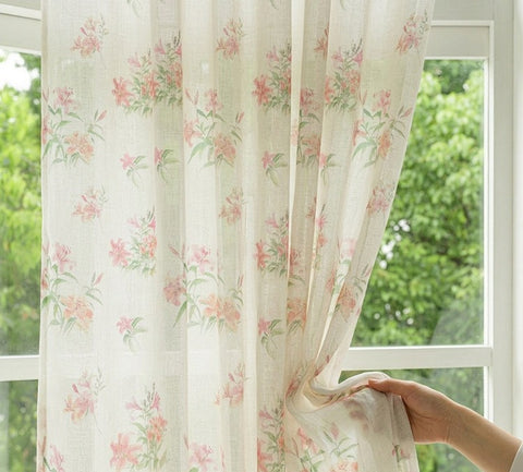 Pastellfarbener Blumenvorhang auf weißem Hintergrund, schicker Landhausstil