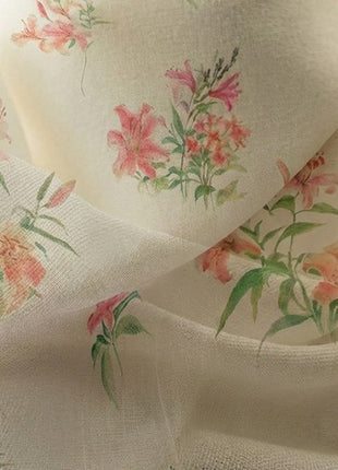 Pastellfarbener Blumenvorhang auf weißem Hintergrund, schicker Landhausstil