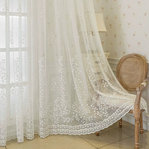 Transparentes Trend-Haus aus weißer Spitze