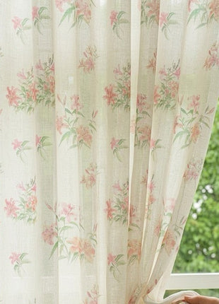 Pastellfarbener Blumenvorhang auf weißem Hintergrund, schicker Landhausstil