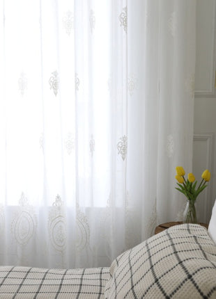 Romantischer, weiß bestickter, durchsichtiger Vorhang mit Blumenmedaillon
