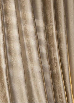 Eleganter goldbeiger Vorhang