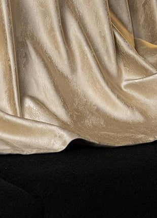 Eleganter goldbeiger Vorhang