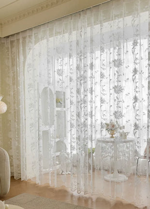 Weißer Schleier mit beigefarbenen Blumen im romantischen Stil für das Schlafzimmer
