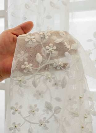 Transparentes Trend-Haus aus weißer Spitze
