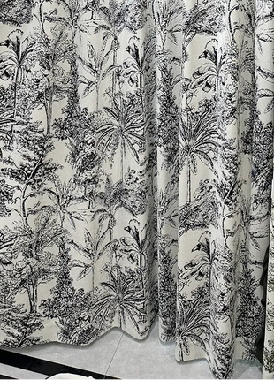 Wollvorhang mit schwarz-weißem Blumenmuster