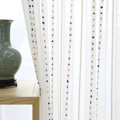 Transparente Gardinen mit bunten Streifen