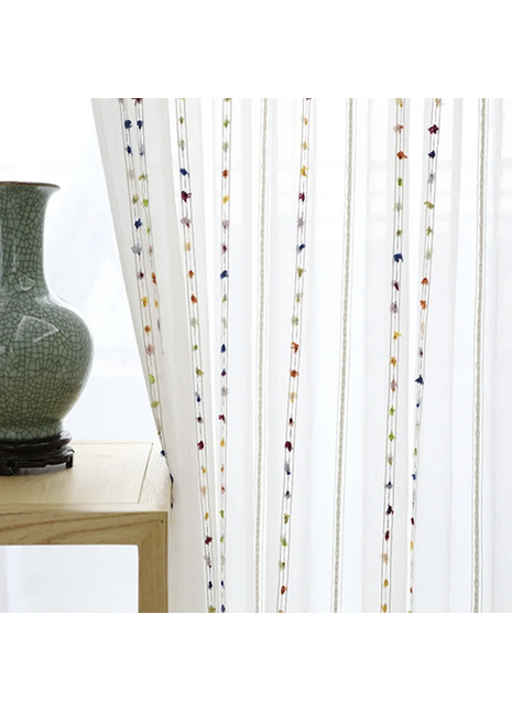 Transparente Gardinen mit bunten Streifen