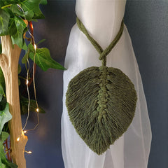 Raffhalter für Gardinen mit Seil sind auf der Website für Gardinendekoration erhältlich.