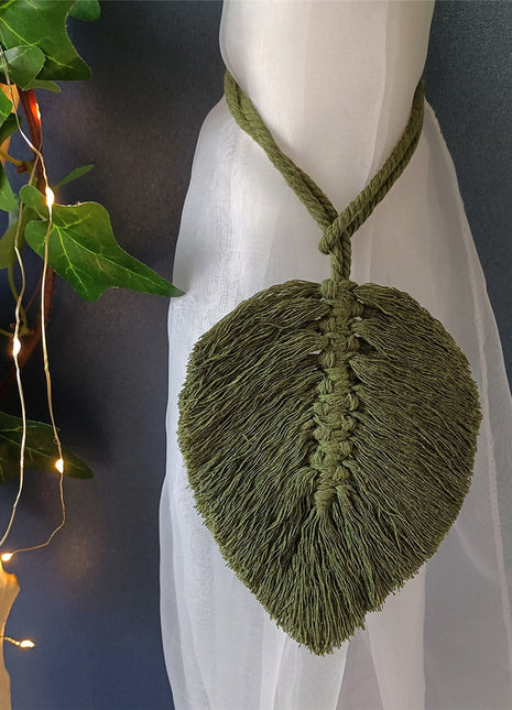 Raffhalter für Gardinen mit Seil sind auf der Website für Gardinendekoration erhältlich.