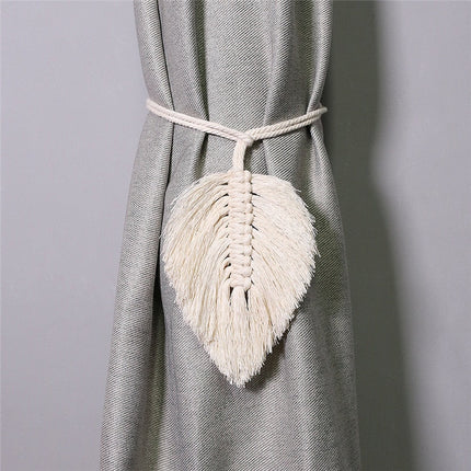 Un rideau blanc avec une plume blanche, mettant en valeur un style élégant et épuré. Attache rideau corde disponible.