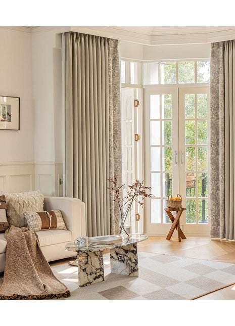Eleganter grauer Vorhang fürs Wohnzimmer