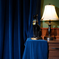 Blauer Samtvorhang