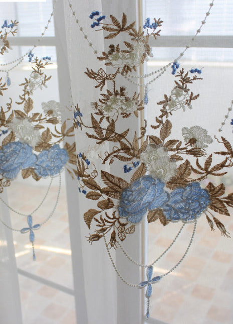 Weißer Voile-Gardinenvorhang mit blauem Muster