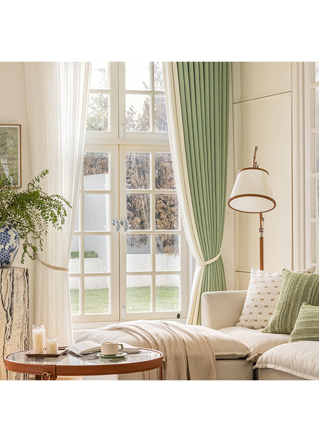 Grüner und weißer Vorhang