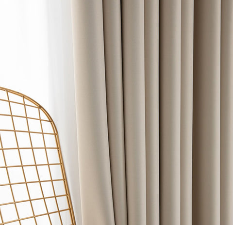 Beigefarbener Verdunkelungsvorhang